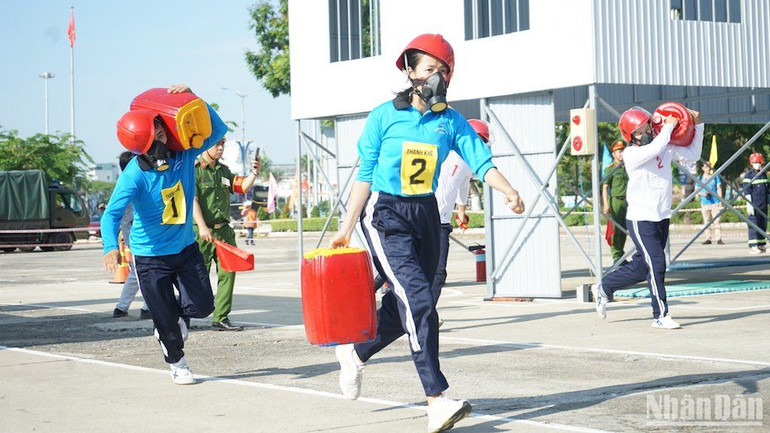 Ở phần thi thực hành, các đội thi tham gia tình huống giả định chữa cháy, cứu nạn, cứu hộ khi xảy ra cháy tại một ngôi nhà.