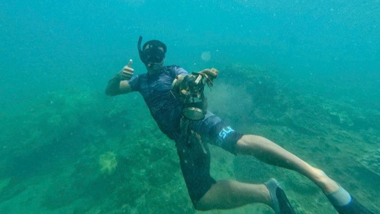 Các tình nguyện viên lặn biển nhặt rác, bảo vệ môi trường biển. (Ảnh: ĐÀO ĐẶNG CÔNG TRUNG)