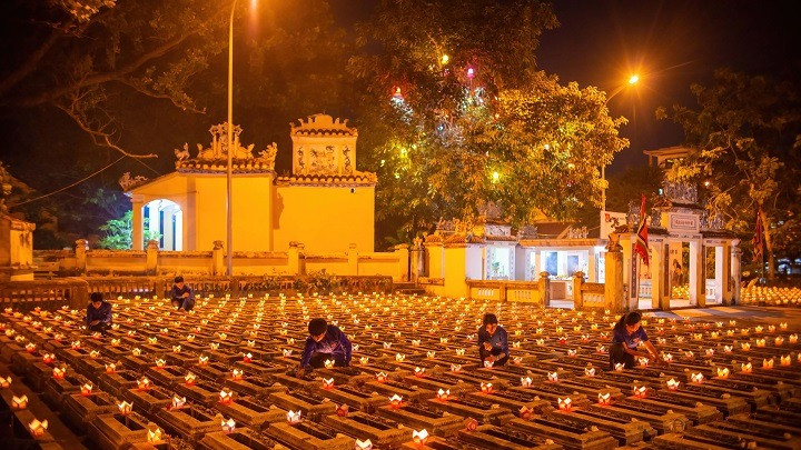 Tuổi trẻ Đà Nẵng thắp nến tri ân tại Di tích quốc gia Nghĩa Trủng Hòa Vang. (Ảnh: MAI QUANG)