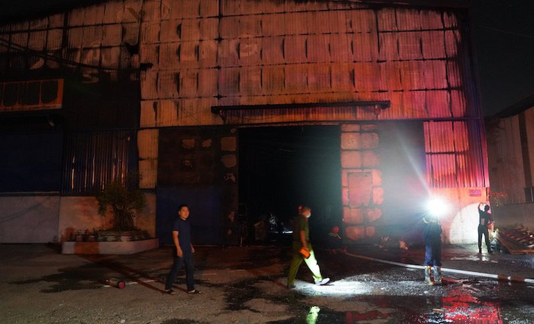 Vụ cháy thiêu rụi nhiều tài sản bên trong nhà xưởng. (Ảnh: Công an cung cấp)