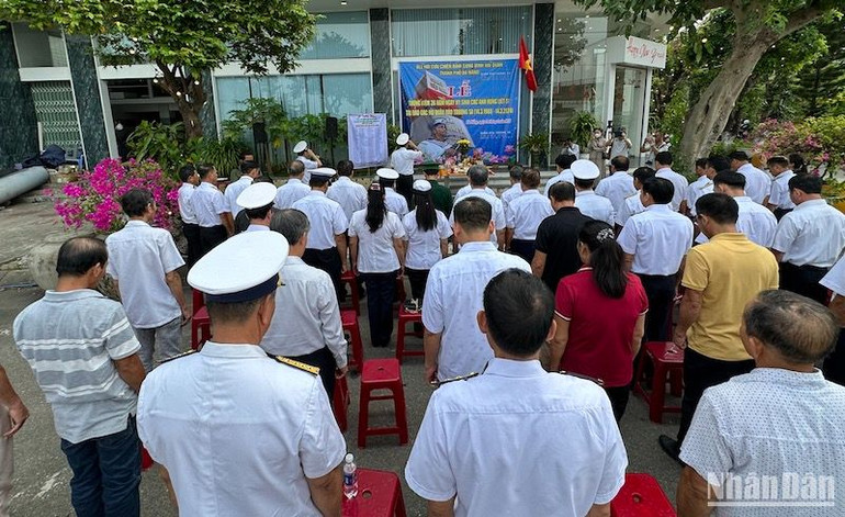 Phút tưởng niệm các anh hùng, liệt sĩ đã anh dũng hy sinh vì độc lập dân tộc, vì chủ quyền biển đảo thiêng liêng của Tổ quốc. (Ảnh: ANH ĐÀO) Phút tưởng niệm các anh hùng, liệt sĩ đã anh dũng hy sinh vì độc lập dân tộc, vì chủ quyền biển đảo thiêng liêng của Tổ quốc. (Ảnh: ANH ĐÀO)