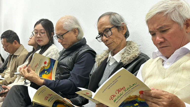 Tập thơ "Đà Nẵng Mùa Xuân" – món quà tinh thần của bạn thơ góp mặt, ra mắt đúng vào dịp Nguyên tiêu Ất Tỵ và Ngày Thơ Việt Nam. (Ảnh: ANH ĐÀO)