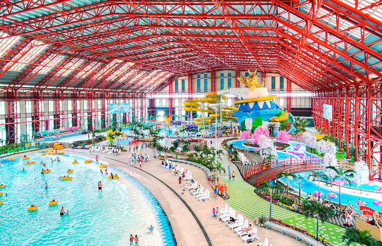 Khu công viên nước trong nhà Mikazuki Water Park 365. (Ảnh: K.DUYÊN)