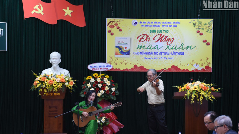 Nhạc sĩ Nguyễn Thu Thủy phổ nhạc và trình bày ca khúc Khói sương, thơ Nguyệt Phượng. (Ảnh: ANH ĐÀO)