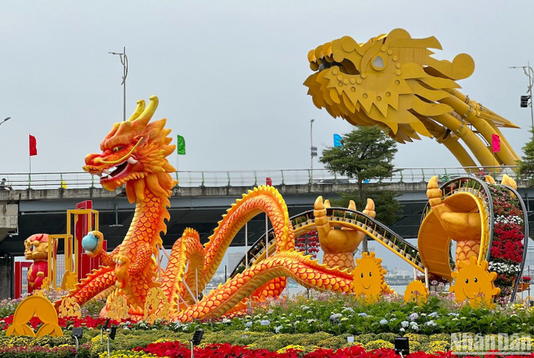 Linh vật rồng ấn tượng song hành với cầu Rồng - biểu tượng phát triển của thành phố Đà Nẵng. (Ảnh: ANH ĐÀO) Linh vật rồng ấn tượng song hành với cầu Rồng - biểu tượng phát triển của thành phố Đà Nẵng. (Ảnh: ANH ĐÀO)