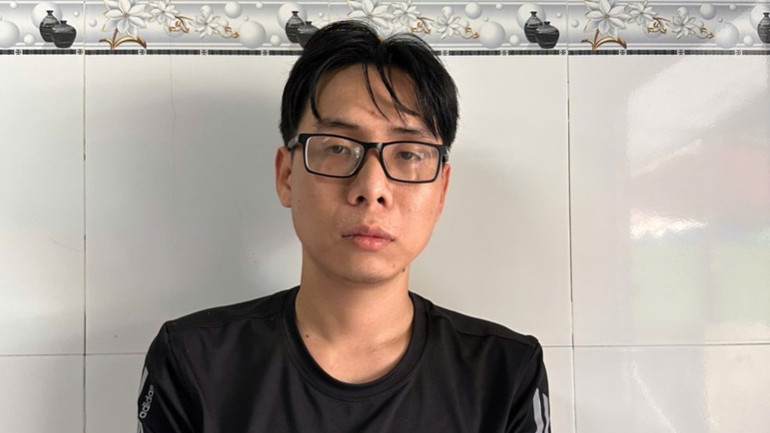 Đối tượng Huỳnh Trường Anh tại cơ quan điều tra. (Ảnh: Công an cung cấp)