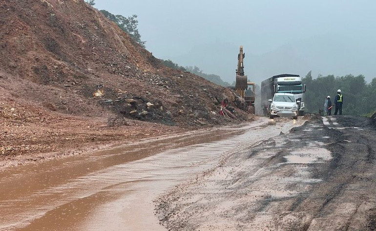 Vị trí sạt lở tại Km46+300 tuyến đường Hồ Chí Minh đoạn La Sơn-Túy Loan.