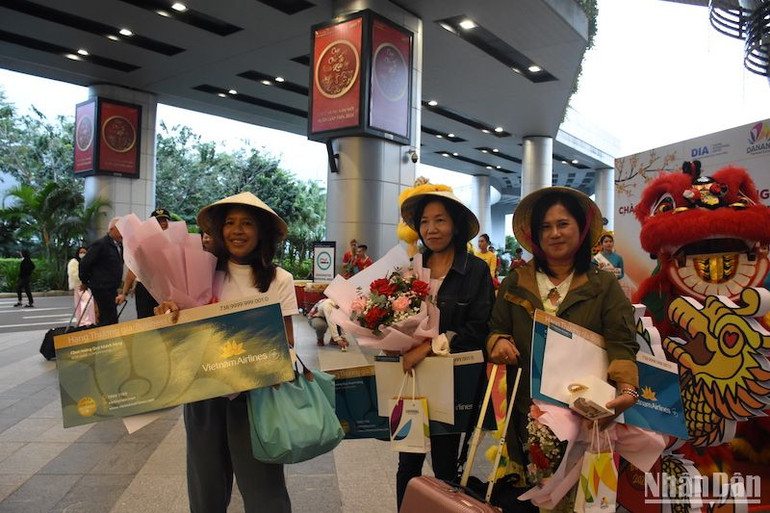 Ba hành khách may mắn đến từ Thái Lan được tặng vé máy bay khứ hồi.
