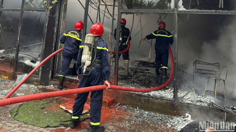 Lực lượng chức năng tiếp cận hiện trường, khống chế vụ cháy. (Ảnh: ANH ĐÀO)