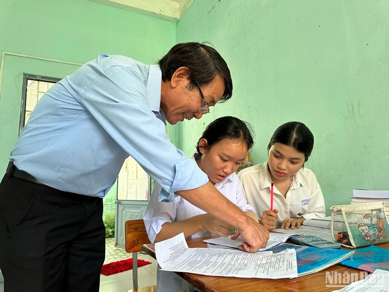 Thầy Võ Trinh, Hiệu trưởng trường THPT Phạm Phú Thứ (huyện Hòa Vang, TP Đà Nẵng) động viên các em học sinh đồng bào dân tộc Cơ Tu ôn tập chuẩn bị tốt cho Kỳ thi tốt nghiệp THPT năm 2024. (Ảnh: ANH ĐÀO)
