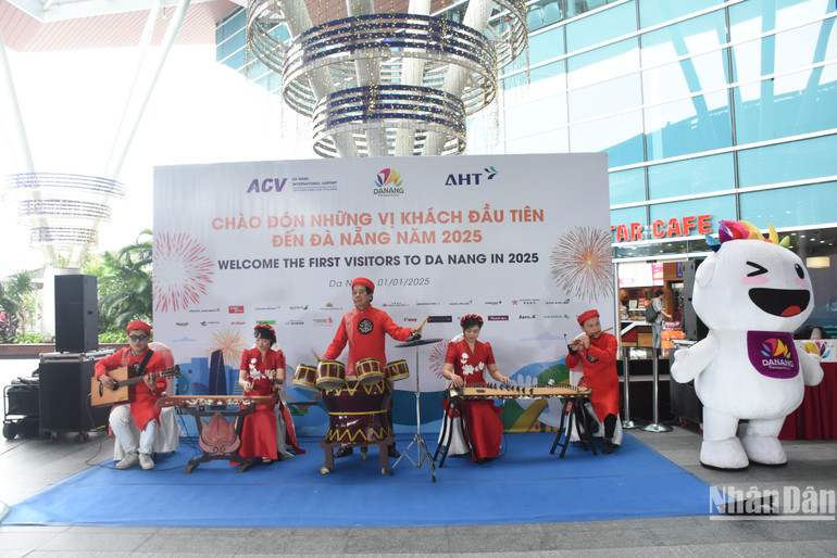 Chương trình nghệ thuật đặc biệt chào mừng những hành khách quốc tế đầu tiên đến Đà Nẵng bằng đường hàng không, sáng ngày 1/1. (Ảnh: ANH ĐÀO)
