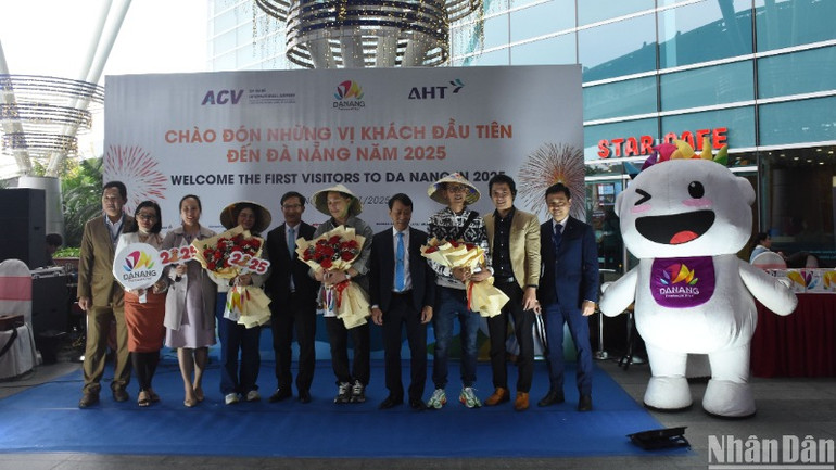 Những hành khách quốc tế đầu tiên đến Đà Nẵng ngày đầu năm mới 2025 bằng đường hàng không. (Ảnh: ANH ĐÀO)