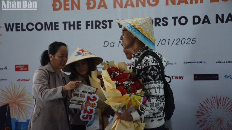 Những tấm hộ chiếu ẩm thực Đà Nẵng cùng bản đồ ẩm thực được trao tặng du khách trong ngày đầu năm mới 2025. (Ảnh: ANH ĐÀO)