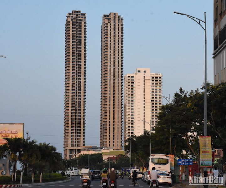 Hai tòa tháp đôi cao nhất Đà Nẵng, được chuyển đổi công năng thành căn hộ chung cư. (Ảnh: ANH ĐÀO)