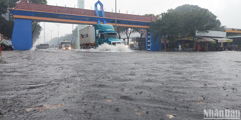 Phương tiện lưu thông ra vào Khu công nghiệp Hòa Khánh trong nước ngập sâu.