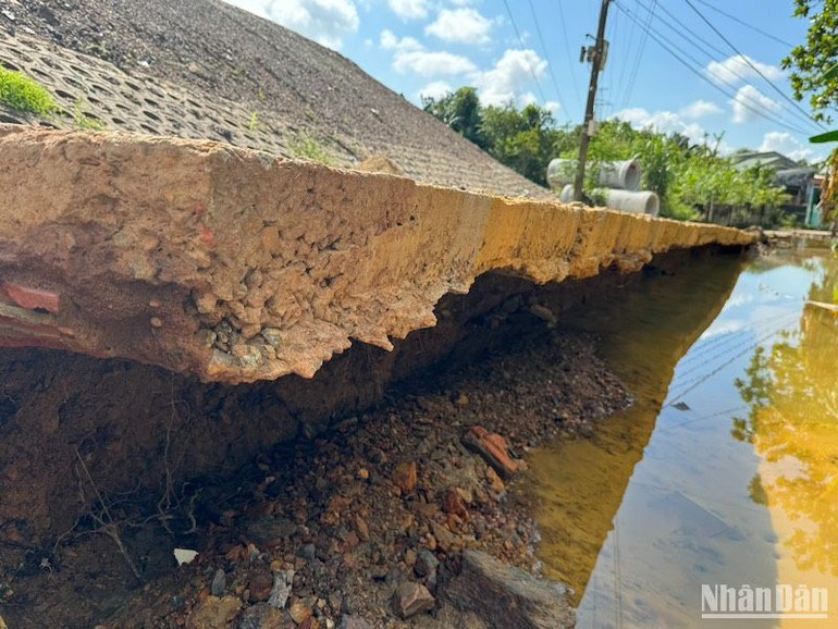 Hậu quả sau mưa lớn gây sạt lở đất đá, xói mòn một đoạn đường dân sinh. Ảnh ANH ĐÀO
