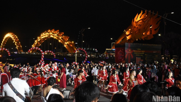 Các tiết mục văn nghệ đặc sắc biểu diễn phục vụ người dân, du khách. (Ảnh: ANH ĐÀO)