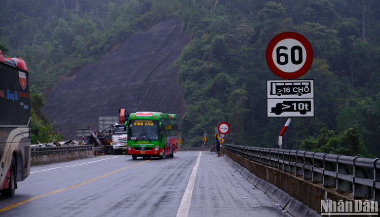 Theo đại diện Ban Quản lý đường Hồ Chí Minh, đối với những đoạn cua gấp hay đường đèo dốc đều đã được cắm biển báo, hạn chế tốc độ. Tài xế chạy nhanh thì khó kiểm soát và dễ gây tai nạn. Đặc biệt, khi thời tiết có mưa, đường trơn và sương mù, tài xế cần tuân thủ tốc độ quy định.