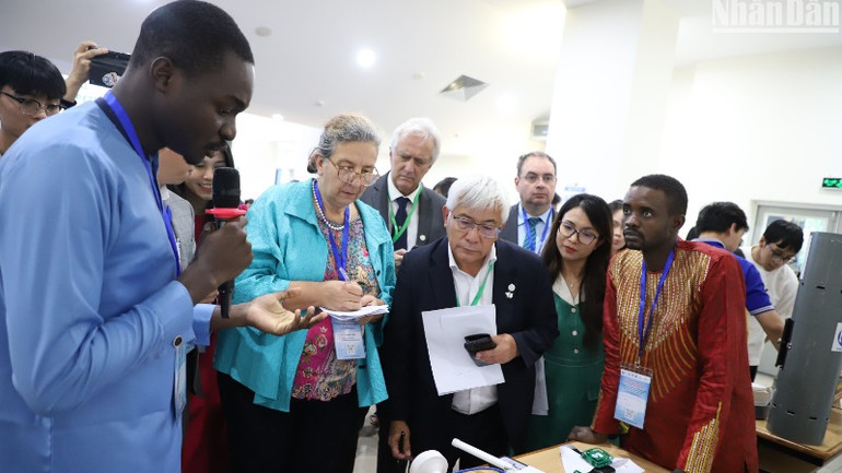 Các nhóm giải pháp mang đến tại Cuộc thi Smart Campus châu Á-Thái Bình Dương năm 2024 thuyết phục Ban giám khảo vì được nghiên cứu bài bản, mang tính ứng dụng thực tiễn cao. (Ảnh: ANH ĐÀO) Các nhóm giải pháp mang đến tại Cuộc thi Smart Campus châu Á-Thái Bình Dương năm 2024 thuyết phục Ban giám khảo vì được nghiên cứu bài bản, mang tính ứng dụng thực tiễn cao. (Ảnh: ANH ĐÀO)