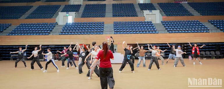 Chương trình khai mạc sẽ diễn ra vào 19 giờ ngày 1/6 tại Cung thể thao Tiên Sơn Đà Nẵng với sự tham gia của các ca sĩ Thy Thy, Hồng Minh, Đức Vũ, Hoàng Long, Nhật Mai, Huỳnh Thông, Hồng Duyên, Ánh Quyên, Minh Hoàng, Nam sơn, Minh Đức... cùng Vũ đoàn Trưng Vương và gần 500 diễn viên là vận động viên, học sinh, chiến sĩ trên địa bàn thành phố. (Ảnh ANH ĐÀO)