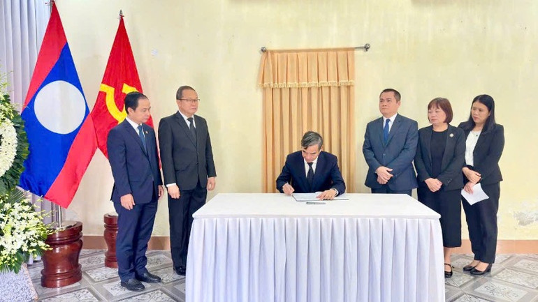 Chủ tịch Ủy ban nhân dân thành phố Đà Nẵng Lê Trung Chinh ghi sổ tang tại Tổng lãnh sự quán Lào tại thành phố Đà Nẵng.