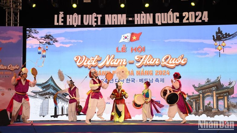 Các nghệ sĩ đến từ Hàn Quốc biểu diễn nghệ thuật trống truyền thống tại Lễ hội Việt Nam-Hàn Quốc thành phố Đà Nẵng năm 2024. (Ảnh: ANH ĐÀO)) Các nghệ sĩ đến từ Hàn Quốc biểu diễn nghệ thuật trống truyền thống tại Lễ hội Việt Nam-Hàn Quốc thành phố Đà Nẵng năm 2024. (Ảnh: ANH ĐÀO))