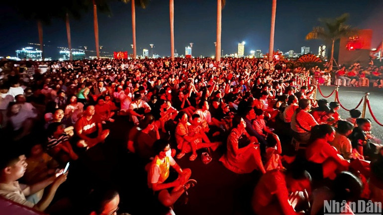 Biển người chen kín phía trước Bảo tàng Đà Nẵng để thưởng thức trọn vẹn bộ phim 3D Mapping “Câu chuyện Đà Nẵng-The Story of Da Nang” lần đầu tiên công chiếu tối 29/4. (Ảnh: ANH ĐÀO)