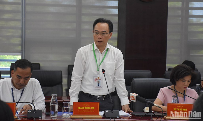 Thứ trưởng GD&ĐT Hoàng Minh Sơn phát biểu tại cuộc họp với UBND TP Đà Nẵng về công tác chuẩn bị cho Kỳ thi tốt nghiệp THPT năm 2024. (Ảnh ANH ĐÀO)