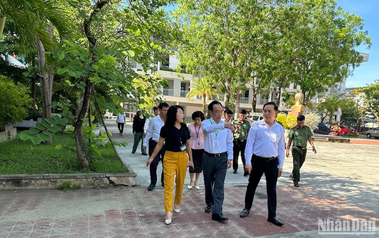 Thứ trưởng Hoàng Minh Sơn và Đoàn công tác kiểm tra công tác chuẩn bị kỳ thi tại Điểm thi Trường THPT Hoàng Hoa Thám, quận Sơn Trà, TP Đà Nẵng. (Ảnh ANH ĐÀO)