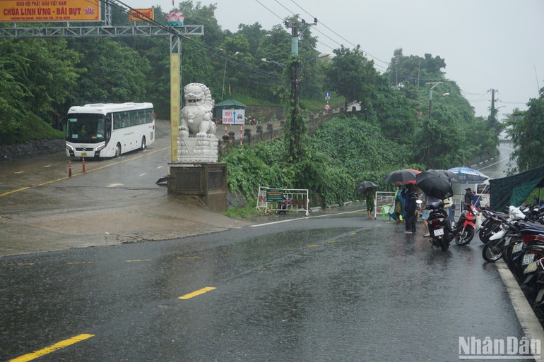 Lực lượng chức năng chốt chặn đường lên bán đảo Sơn Trà.