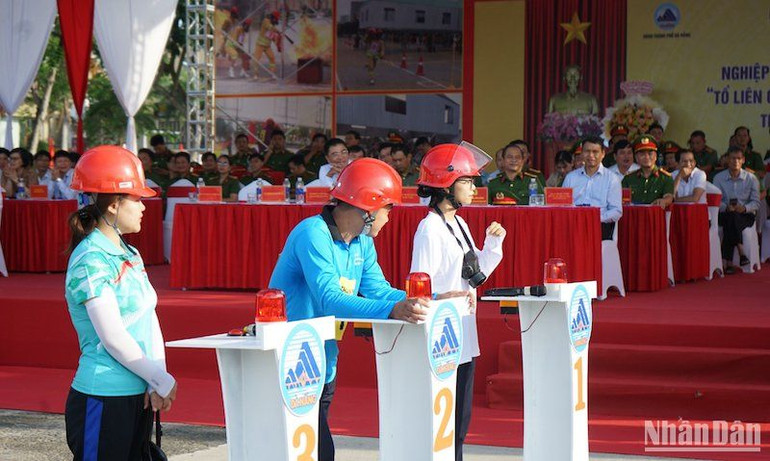 Thành viên các đội thi tại phần thi lý thuyết.