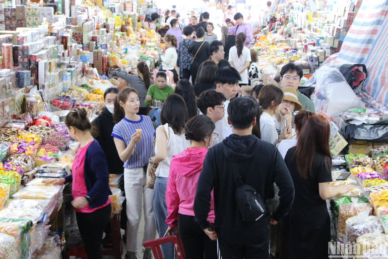 Du khách Hàn Quốc mua sắm tại Chợ Hàn Đà Nẵng. (Ảnh: ANH ĐÀO) Du khách Hàn Quốc mua sắm tại Chợ Hàn Đà Nẵng. (Ảnh: ANH ĐÀO)