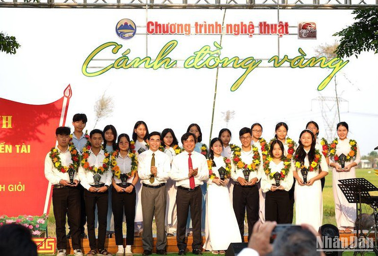 Giải thưởng khuyến tài Đỗ Thúc Tịnh được tổ chức tại Văn chỉ La Châu, huyện Hòa Vang, TP Đà Nẵng chiều ngày 5/4. (Ảnh: ANH ĐÀO)