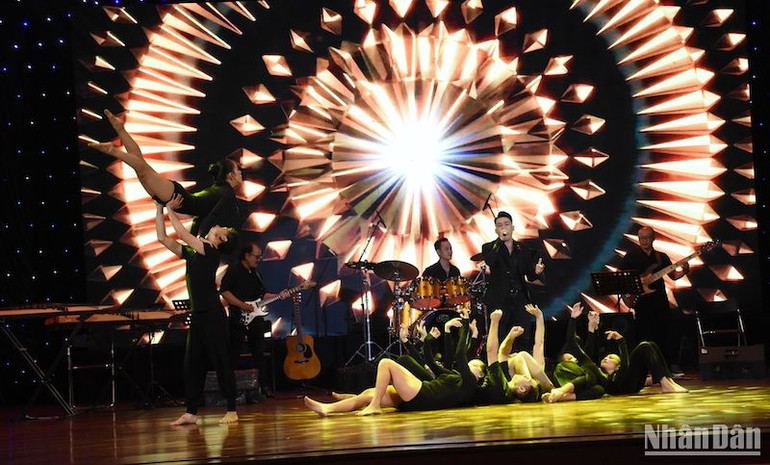 Các tiết mục trong chương trình Phá kén rất ấn tượng, đặc sắc. Ảnh ANH ĐÀO