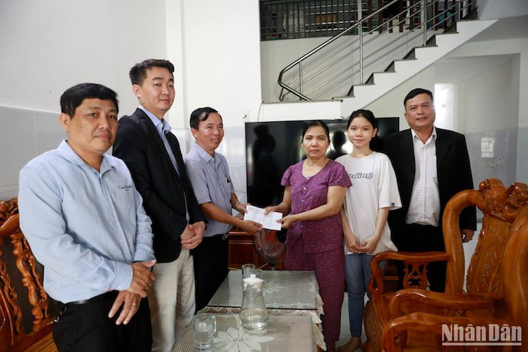 Trường đại học Duy Tân Đà Nẵng trao tặng học bổng toàn phần cho em Dương Thị Mỹ Linh, con gái của cựu binh Gạc Ma Dương Văn Dũng. (Ảnh: ANH ĐÀO) Trường đại học Duy Tân Đà Nẵng trao tặng học bổng toàn phần cho em Dương Thị Mỹ Linh, con gái của cựu binh Gạc Ma Dương Văn Dũng. (Ảnh: ANH ĐÀO)