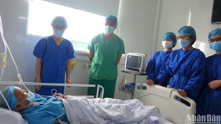 Bệnh viện Đà Nẵng thực hiện thành công ca cấy ghép tế bào gốc tự thân cho bệnh nhân Lê Thị C. (57 tuổi, trú huyện Quế Sơn, tỉnh Quảng Nam). (Ảnh: ANH ĐÀO)