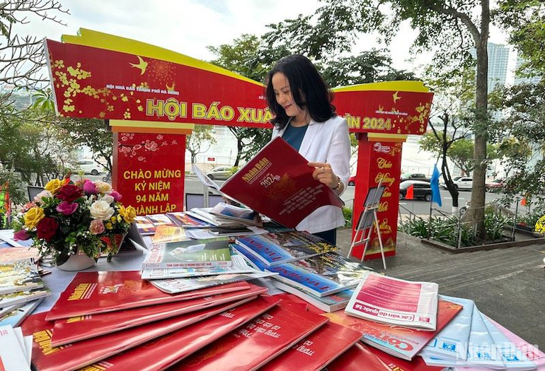Bạn đọc Đà Nẵng với ấn phẩm báo Xuân Nhân Dân Giáp Thìn 2024. Ảnh: ANH ĐÀO