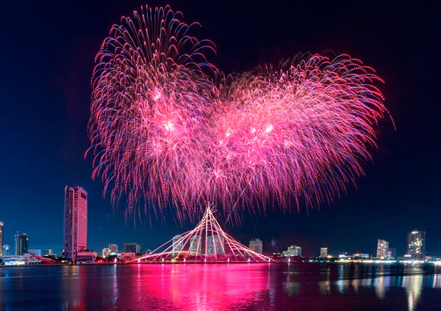 Những màn pháo hoa đẹp mắt kể câu chuyện cổ tích trên sông Hàn.