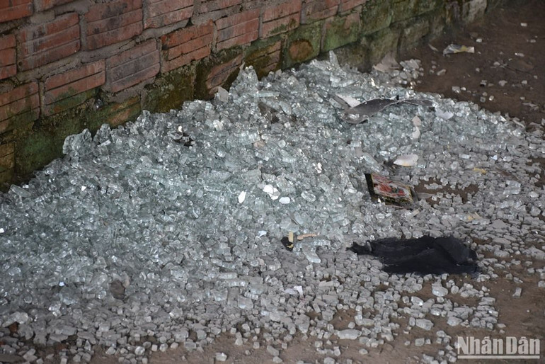 Cửa gương bị đập vụn vỡ bên trong các căn hộ. (Ảnh: ANH ĐÀO)