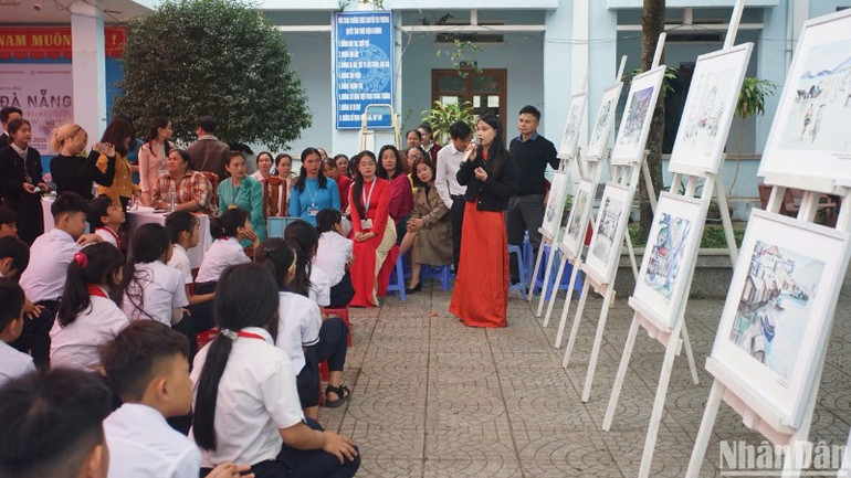Triển lãm lưu động “Đà Nẵng - Những ngày sau giải phóng và hôm nay” đến với học sinh xã Hòa Bắc, huyện Hòa Vang, thành phố Đà Nẵng. (Ảnh: ANH ĐÀO)