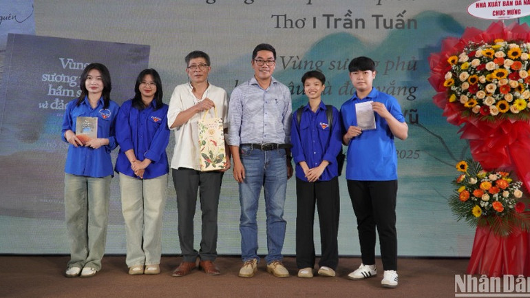 Hai tác giả trao tặng sách cho sinh viên Trường đại học Đông Á Đà Nẵng. (Ảnh: ANH ĐÀO) Hai tác giả trao tặng sách cho sinh viên Trường đại học Đông Á Đà Nẵng. (Ảnh: ANH ĐÀO)