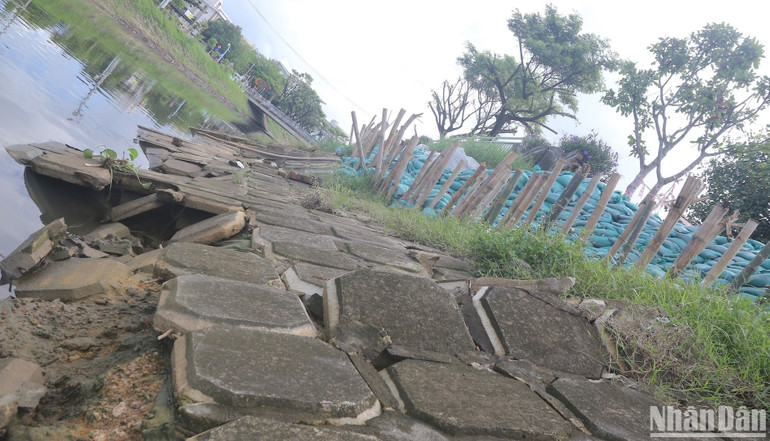 Nhiều lớp đá xây dọc bờ kè bị mưa lũ xói mòn, bong tróc. Nhiều lớp đá xây dọc bờ kè bị mưa lũ xói mòn, bong tróc.