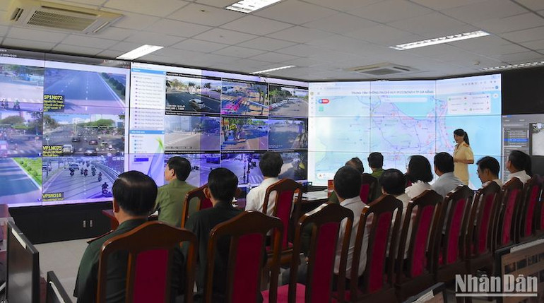 Ngay sau lễ công bố thành lập Trung tâm thông tin chỉ huy, Lãnh đạo Công an thành phố Đà Nẵng và các đại biểu cùng theo dõi quá trình xử lý một tình huống cháy nổ từ Trung tâm đến hiện trường. (Ảnh: ANH ĐÀO)