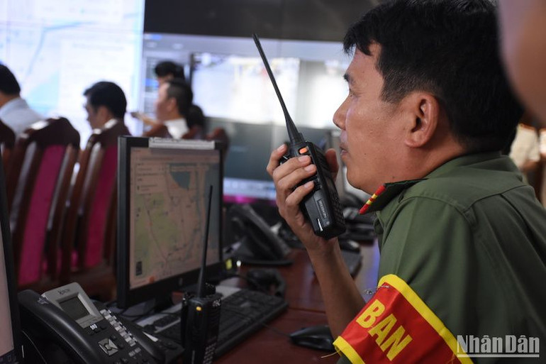 Trung tâm Thông tin chỉ huy Công an thành phố Đà Nẵng được đầu tư hệ thống trang thiết bị hiện đại, tổ chức lực lượng trực ban 24/24. (Ảnh: ANH ĐÀO)