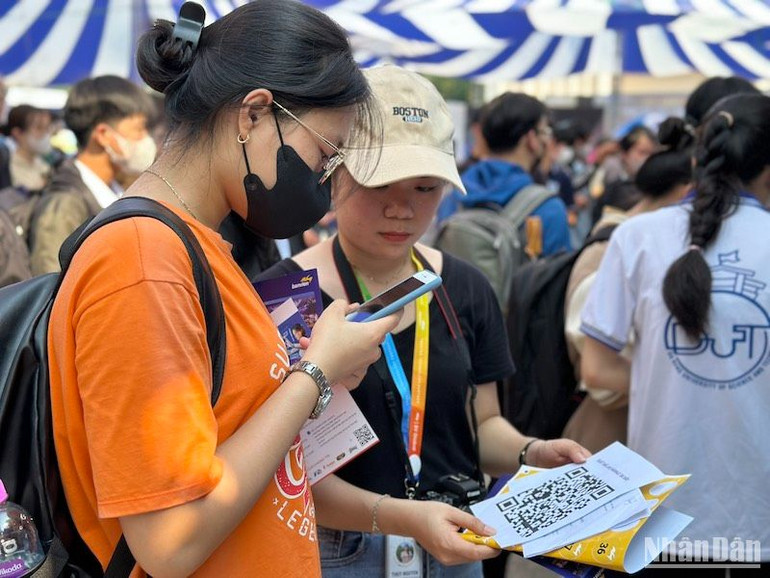 Hàng nghìn vị trí việc làm dành cho sinh viên tại Ngày hội việc làm Bách khoa - DUT JOB FAIR 2024. (Ảnh ANH ĐÀO)