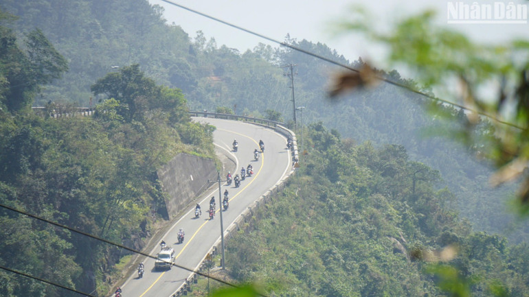 Người dân ở các tỉnh, thành phố lân cận chọn xe máy là phương tiện lưu thông để trở lại công tác, học tập tại thành phố Đà Nẵng. (Ảnh: ANH ĐÀO) Người dân ở các tỉnh, thành phố lân cận chọn xe máy là phương tiện lưu thông để trở lại công tác, học tập tại thành phố Đà Nẵng. (Ảnh: ANH ĐÀO)