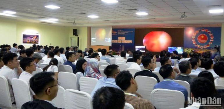 Các đại biểu trực tiếp theo dõi phẫu thuật thị phạm tại hội nghị. (Ảnh: ANH ĐÀO)