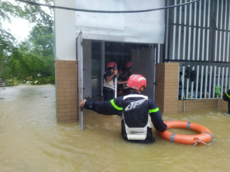 Nước ngập sâu tại phường Hòa Khánh Nam.