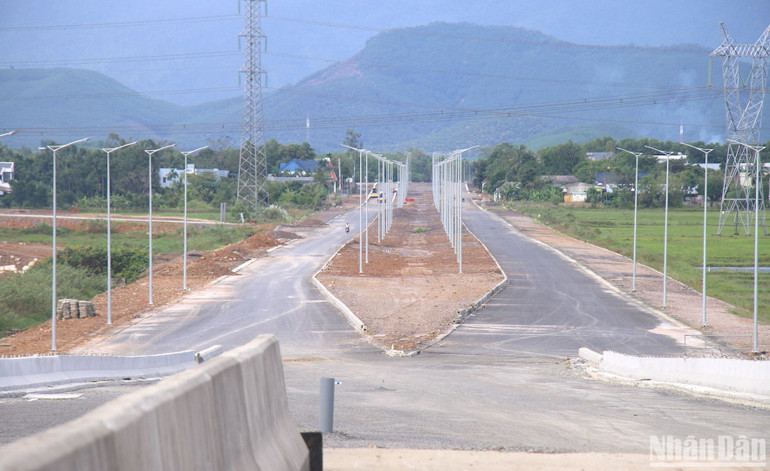 Tháng 12/2022, Ban Quản lý dự án đầu tư xây dựng các công trình giao thông chấm dứt hợp đồng với nhà thầu Cienco 1 và điều chuyển khối lượng còn lại sang Tổng Công ty Xây dựng Trường Sơn. (Ảnh: ANH ĐÀO)