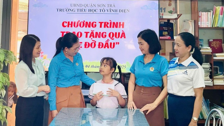 Thực hiện Chương trình “Mẹ đỡ đầu”, Công đoàn Trường tiểu học Hai Bà Trưng, quận Sơn Trà tổ chức trao quà đợt 1 năm 2025 cho em Lê Diệp Anh Thư, học sinh lớp 2/3.